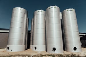 novid stainless steel flat bottom bulk liquid storage tanks with blue sky